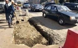 В Москве опять случился провал грунта на дороге