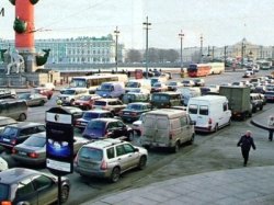 Автомобилистов Питера власти призывают отказаться от поездок на машинах