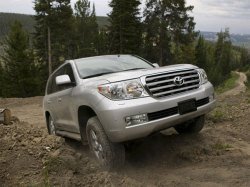 Toyota Land Cruiser 200: гламурнее, больше, дороже!