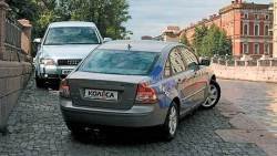 Сравниваем Audi A4 и Volvo S40: Шика дай!