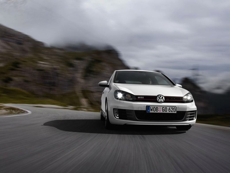 Спортивный Volkswagen Golf VI GTI на Парижском автосалоне 2008