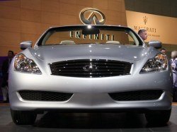 Купе-кабриолет Infiniti G37 показан в Лос-Анджелесе