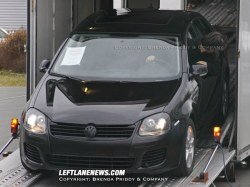 Неизвестный седан Volkswagen проходит тесты