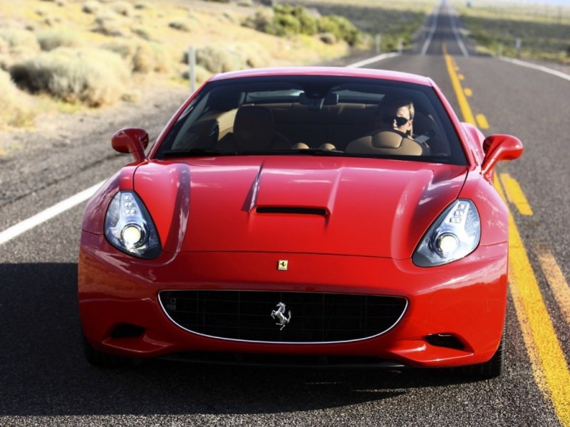 Ferrari California - в России от 8.8 млн. рублей