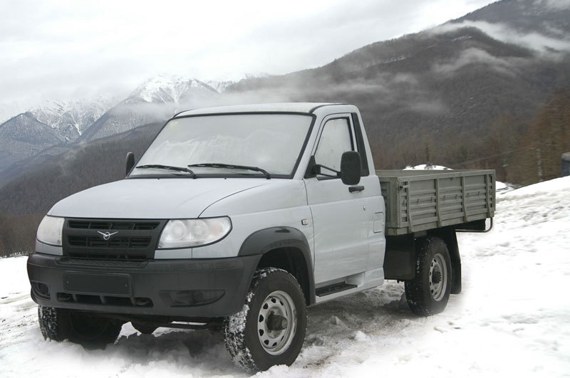 Коммерческий UAZ 23602 Cargo отличается более простым исполнением, грузовой платформой и ценой
