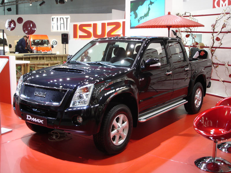 Isuzu D-Max выпускается в Тайланде и возможно будет продаваться через автосалоны группы Sollers, которая владеет УАЗом. Однако этот азиат слишком дорог, предполагаемый ценовой диапазон от $30 до $40 тыс.