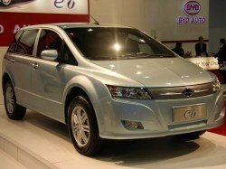 Гибридный кроссовер BYD e6 показан в США