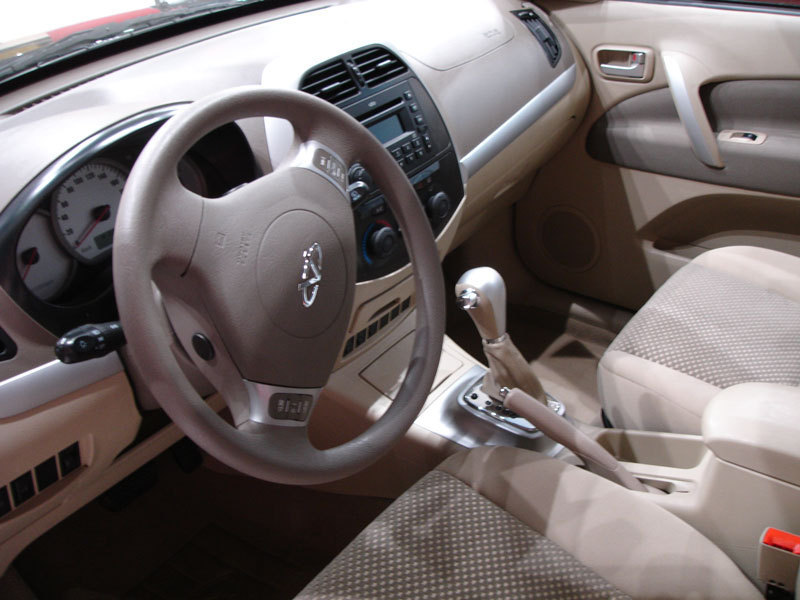 В салоне рестайлингово Chery Tiggo с АКПП и двигателем 1.8