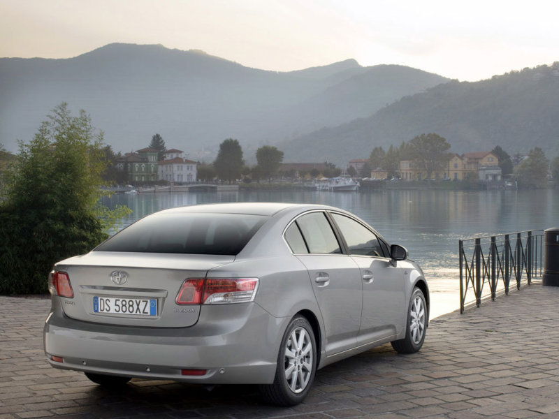 Седан Toyota Avensis 2009