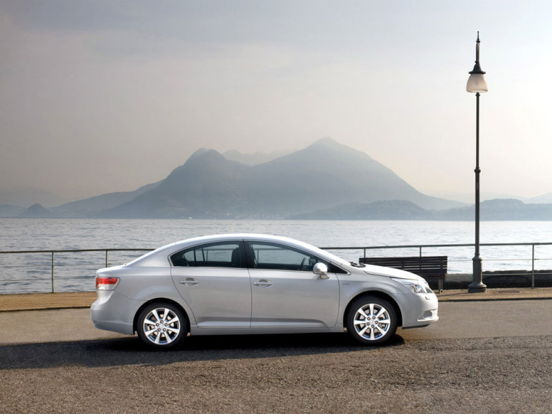 Седан Toyota Avensis 2009