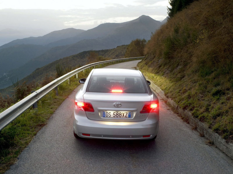 Седан Toyota Avensis 2009