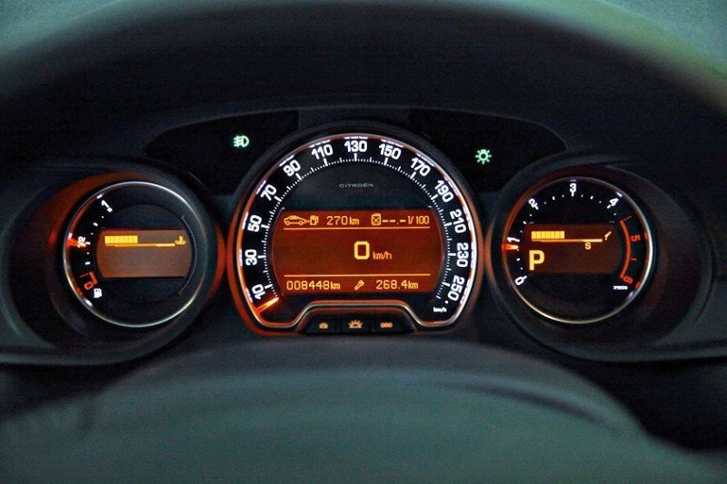 Приборы красивы, но к стрелкам, бегающим по циферблатам, надо приглядываться.