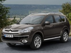 Citroen C-Crosser получил КПП с двойным сцеплением и новую отделку салона