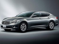 Седан Nissan Fuga New (Infiniti M) показан в Токио