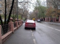 С парковками на тротуарах Москвы будут бороться