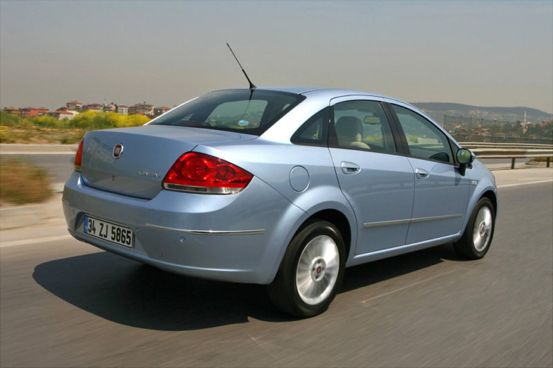 В объемном заднем свесе скрыт вместительный багажник.