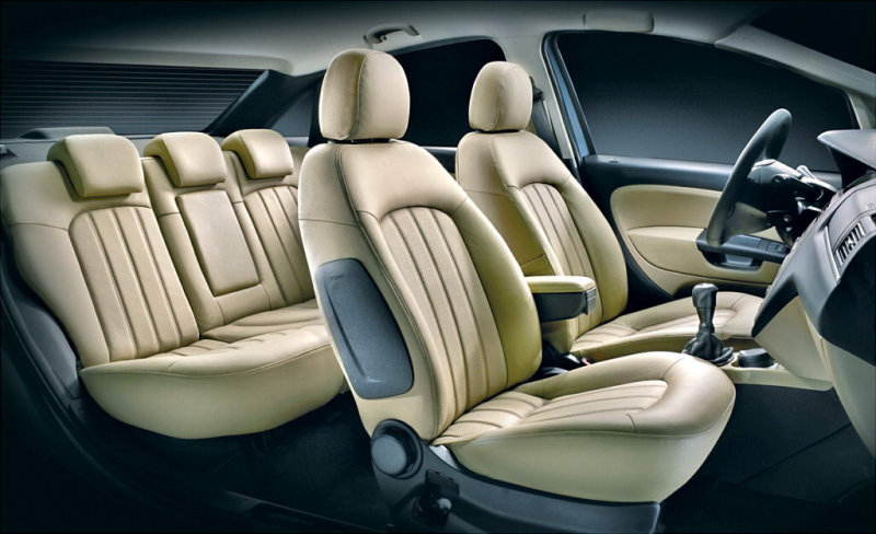 Просторный интерьер отделан материалами интересной фактуры.