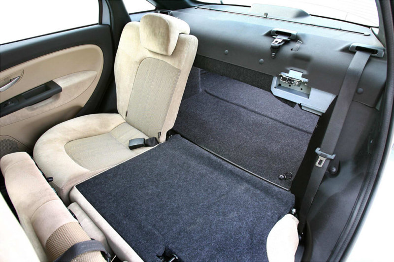 Складные спинки задних сидений намного увеличивают погрузочное пространство.