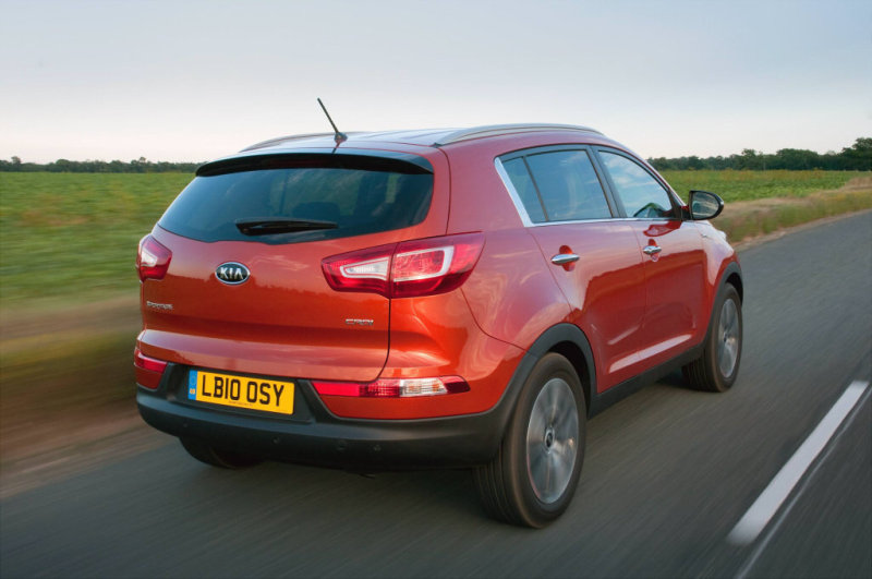 Новый Sportage уверено идет по дорогам разного качества.