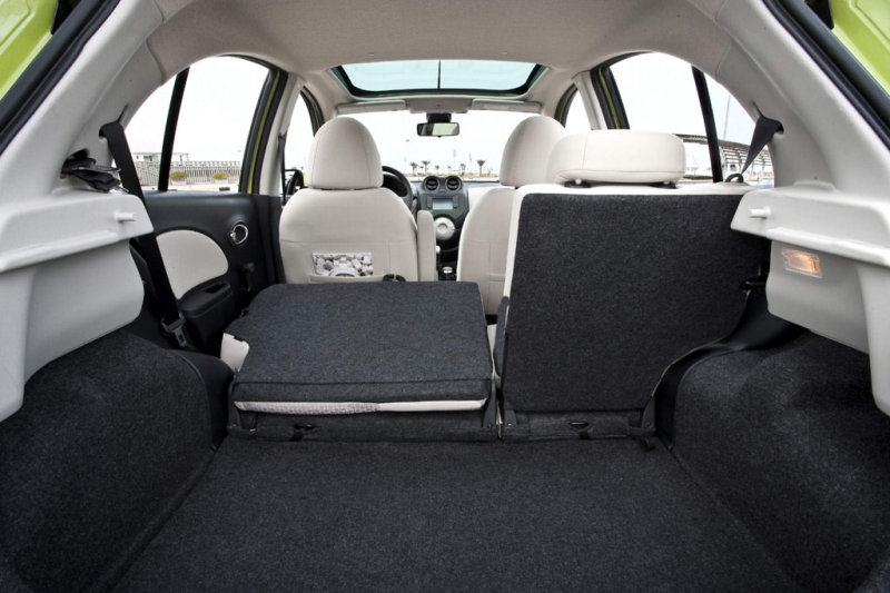 При складывании спинок задних сидений образуется немаленькое погрузочное пространство.