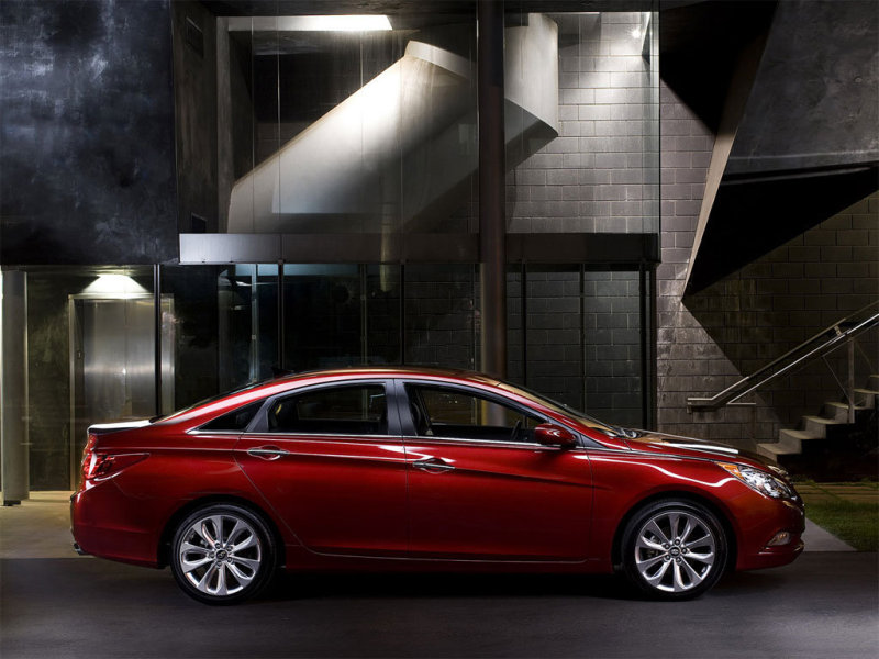 Кто-то увидит, наверное, в облике новой «Сонаты» черты 4-дверных «купе» Mercedes CLS и фольксвагеновского Passat CC.