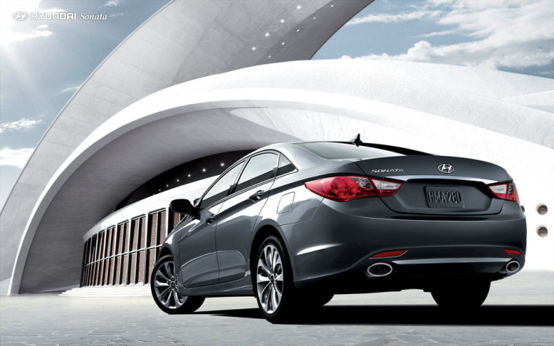 «Корму» седана украшает двойной выхлоп.