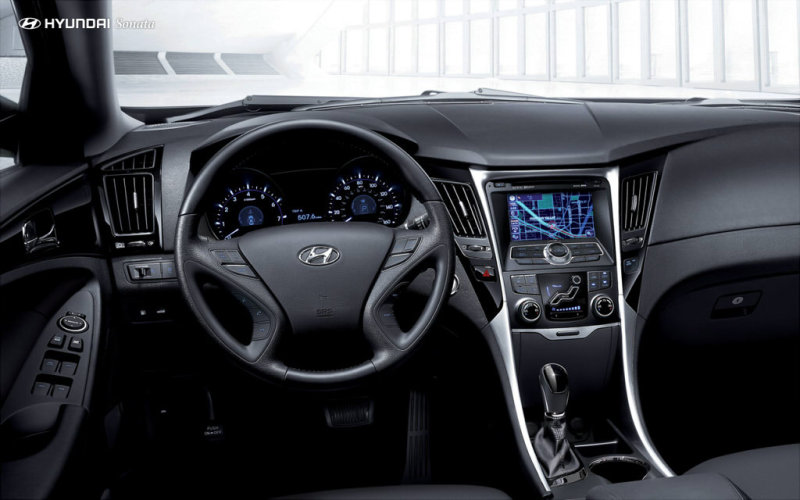 «Кокпит» в спортивном стиле: кнопка запуска двигателя (опция), напольная педаль «газа».