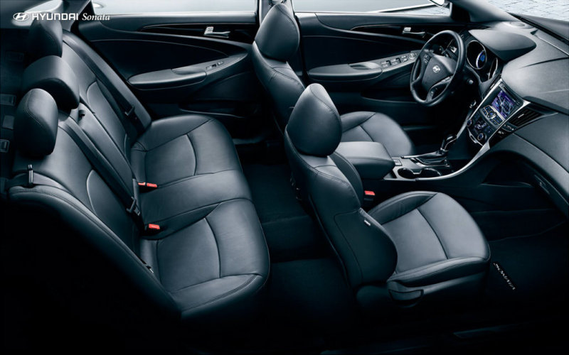 В салоне просторно – и выглядит впечатляюще. Информационно-развлекательное и комфортное оснащение тоже не разочарует.