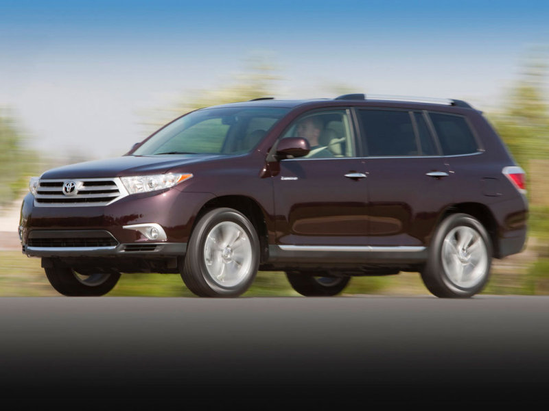 В движении Toyota Highlander 2011 смотрится динамично.