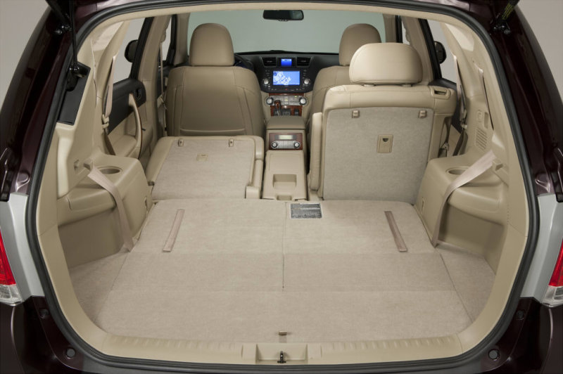Toyota Highlander отличается гибкой вариабельностью внутреннего пространства.