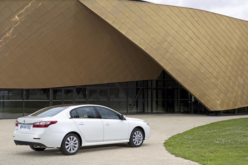 Линия крыши изящно сбегает к высокой «корме». Не только аэродинамика, но и вместительный багажник.