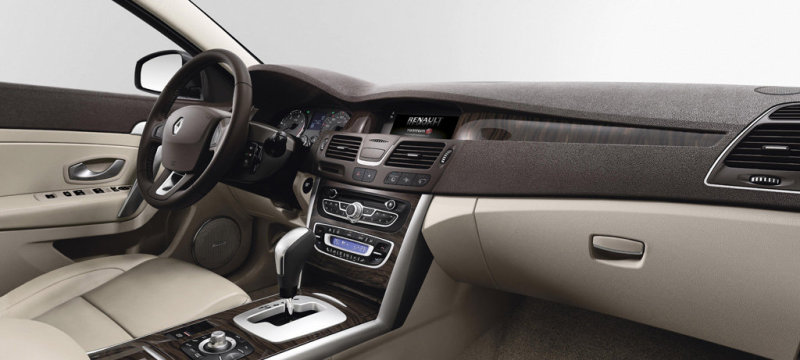 Передняя панель сосредоточена перед водителем: своего рода «кокпит».