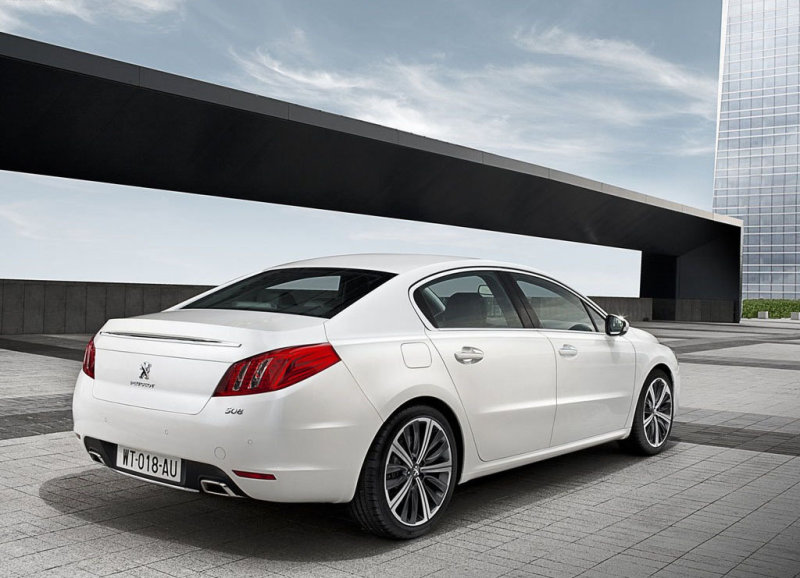«Корму» нового Peugeot украшают стильные светодиодные фонари.