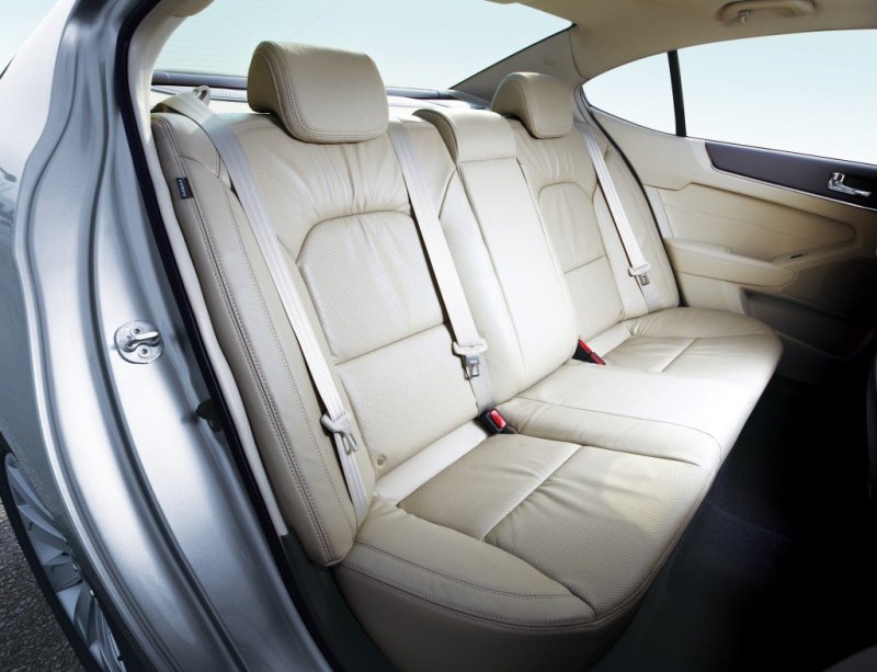 В салоне просторно – не только спереди, но и во 2-м ряду. И отделка качественная.