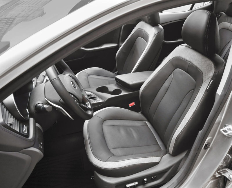 Интерьер оформлен в ненавязчиво спортивном ключе.