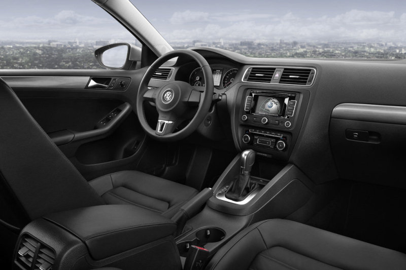 «Кокпит» выглядит в лучшем фирменном стиле, но качество отделки принесено в жертву экономии.