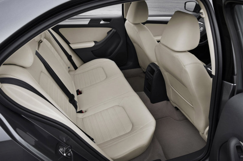 Во 2-м ряду удобно устраиваются трое взрослых.