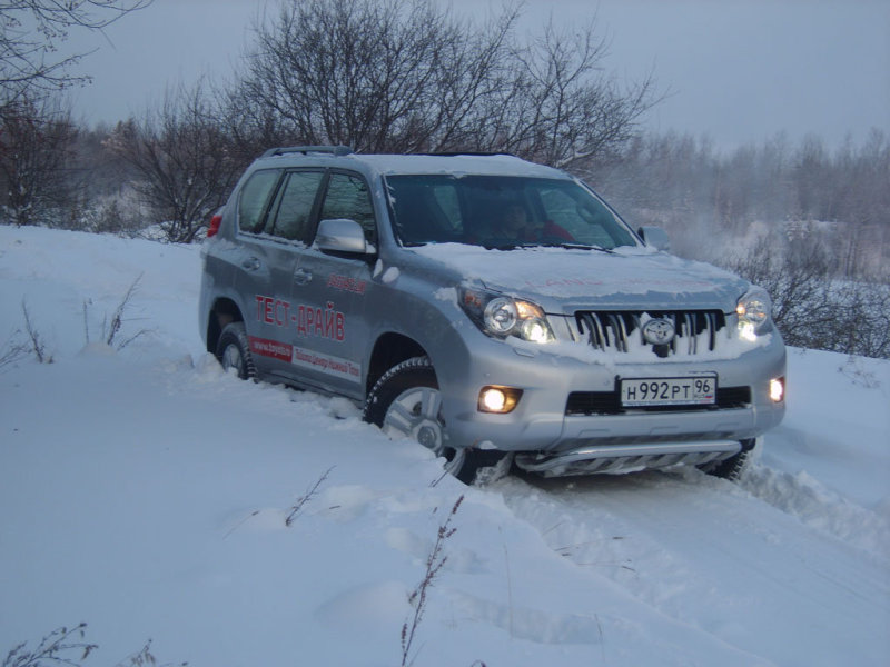 Стоит заметить, что точно такие же дебаты устраивались после премьеры TLC 200, которому новый Toyota Land Cruiser Prado, как младший брат старшему, пытается подражать изо всех сил. Иначе как еще можно объяснить общее раздутие кузова во все стороны?