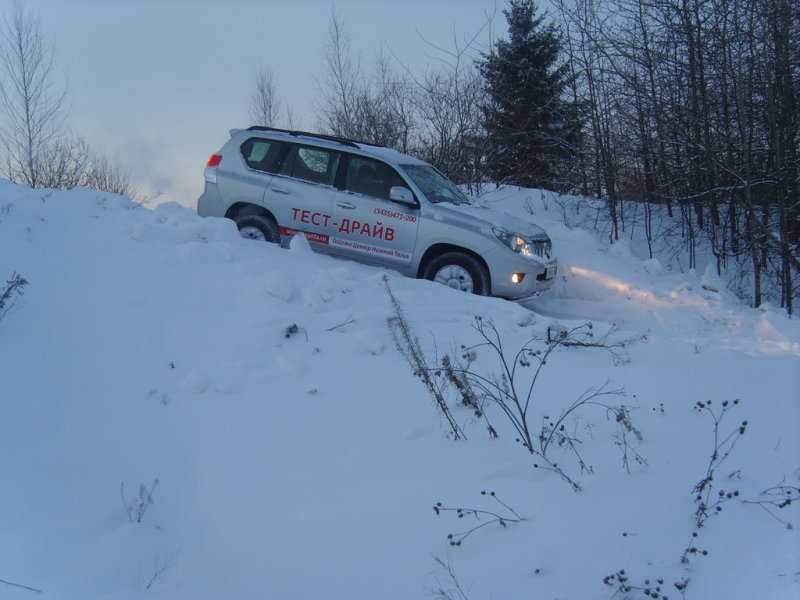 Внедорожники от Toyota заслуженно пользуются уважением среди любителей покорять направления. В этом нет ничего удивительного, ведь в то время, пока конкуренты ускоренными темпами внедряют весьма сомнительные решения в виде несущих кузовов и полностью независимых подвесок, Toyota продолжает выпускать автомобили с крепкой рамой и задним неразрезным мостом, обеспечивающими невероятную выносливость вне асфальтированных дорог.