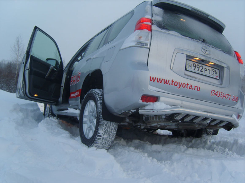 Все наши жалкие попытки оторвать заднее колесо от земли потерпели фиаско. Традиционно огромные ходы подвески представителя семейства Land Cruiser свели на нет все наши старания.