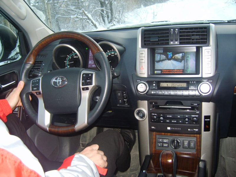 Попадая в салон, оказываешься в царстве комфорта и роскоши. И без того добротные материалы отделки стали ещё лучше, кресла гораздо удобнее, а новый руль и великолепно читающийся в любых условиях оптитронный щиток приборов и вовсе создаёт ощущение, что ты находишься в салоне Lexus.