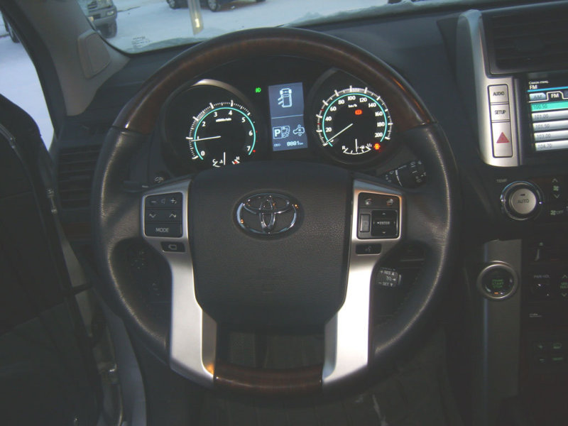 К чему такое обилие различных кнопок и кнопочек? Только на одном руле их удалось насчитать около десятка, а, как бонус, ещё и джойстик, заведующий управлением функциями на новом мультимедийном дисплее.