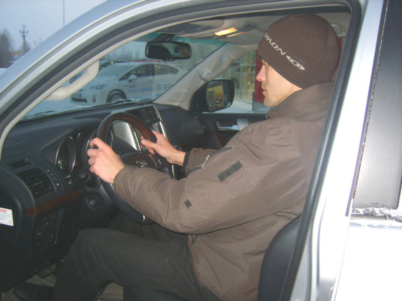 Продолжая экскурсию по салону, стоит отметить барский комфорт на первых двух рядах сидений. Говорить о недостающих сантиметрах в области коленей и головы не приходится.