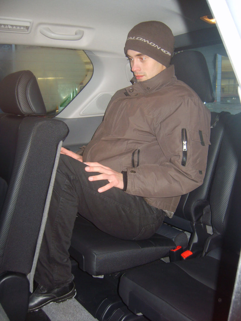 Идиллию нарушает лишь третий ряд, традиционно представляющий из себя скамейку для наказанных детей, ну или для любимой тёщи.