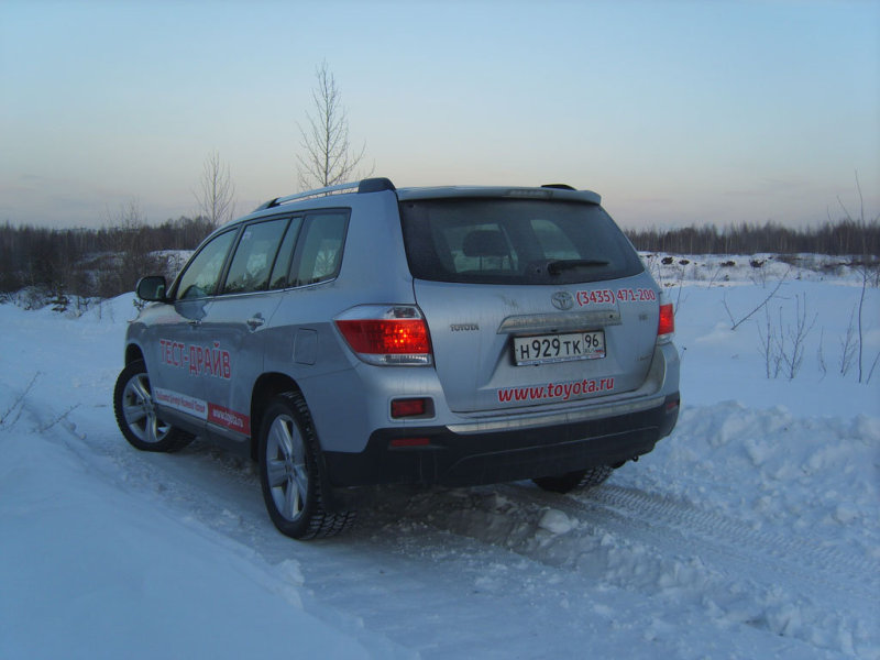 Корма автомобиля кажется безликой по сравнению с  передней частью 