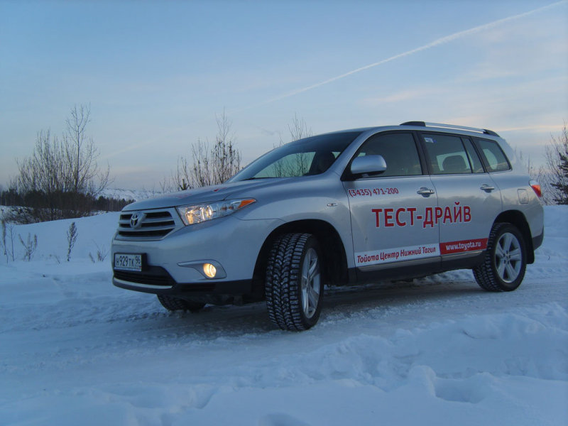 Слегка раздутые колесные арки являются уже тенденцией для вседорожников Toyota