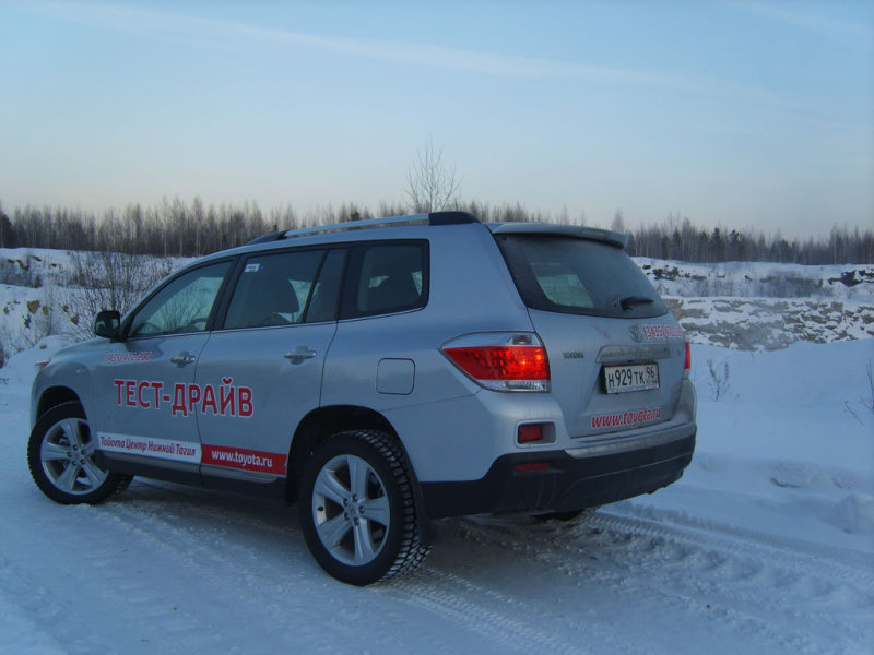 Развернуться в замкнутом пространстве водителю помогает камера заднего вида, жаль что она не рисует траекторию движения колес