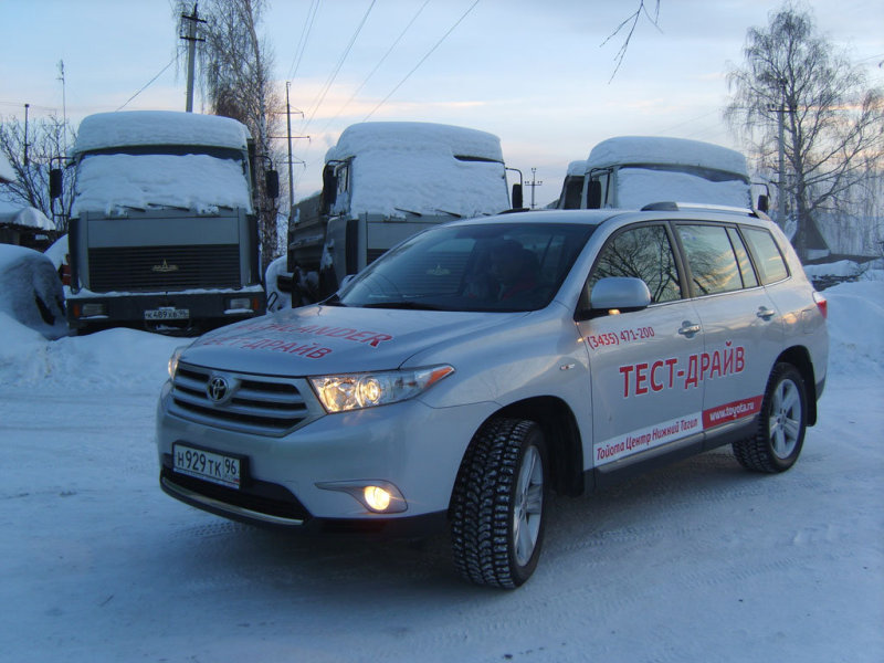 Даже на фоне грузовых автомобилей Highlander не кажется коротышкой