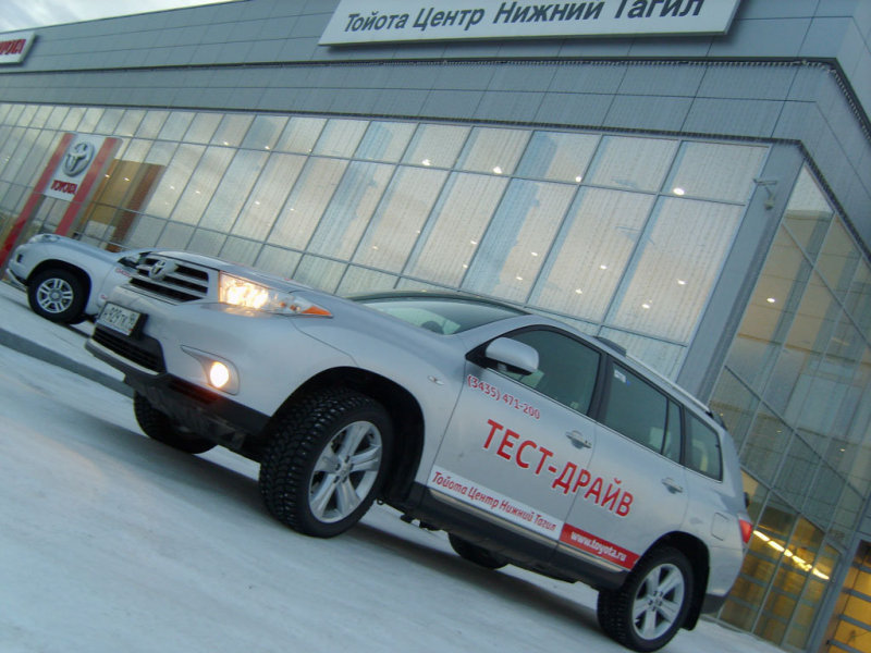 Highlander, в отличие от старших братьев по модельному ряду, выглядит подтянуто