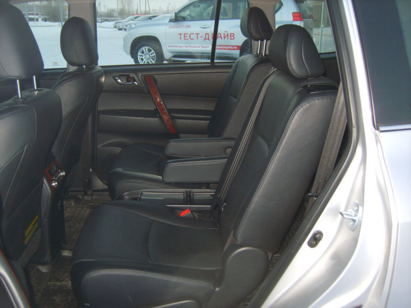 Средний ряд сидений готов принять лишь двух пассажиров, зато на высшем уровне